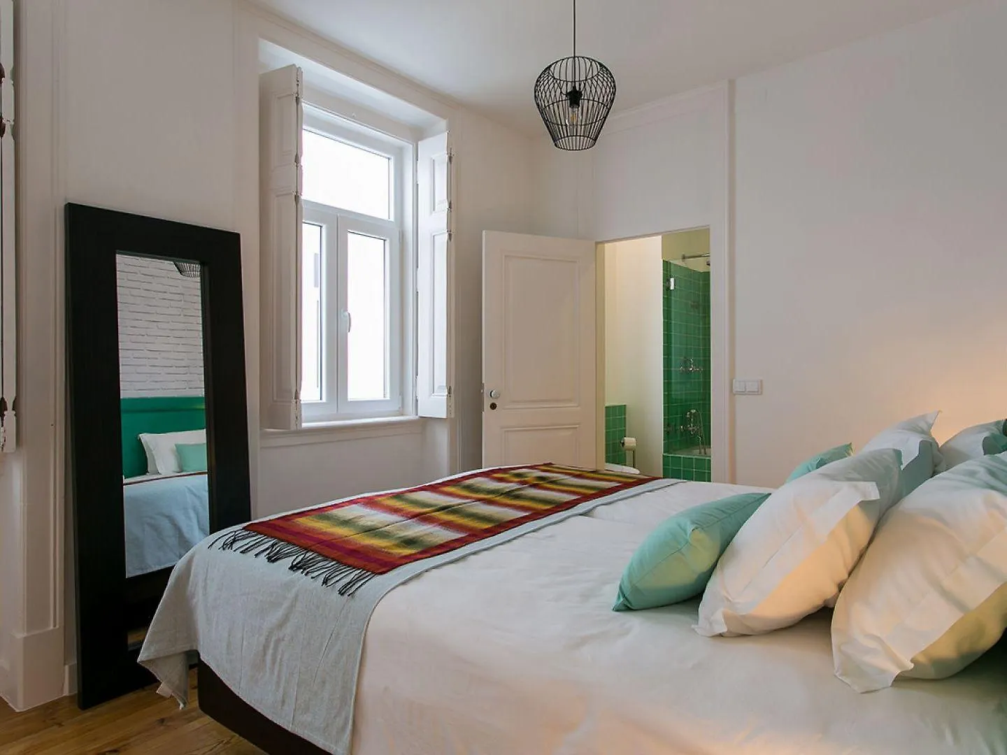 Joivy Gorgeous 3Br Home With Balcony Nearby Time Out Market Lisbon Apartment